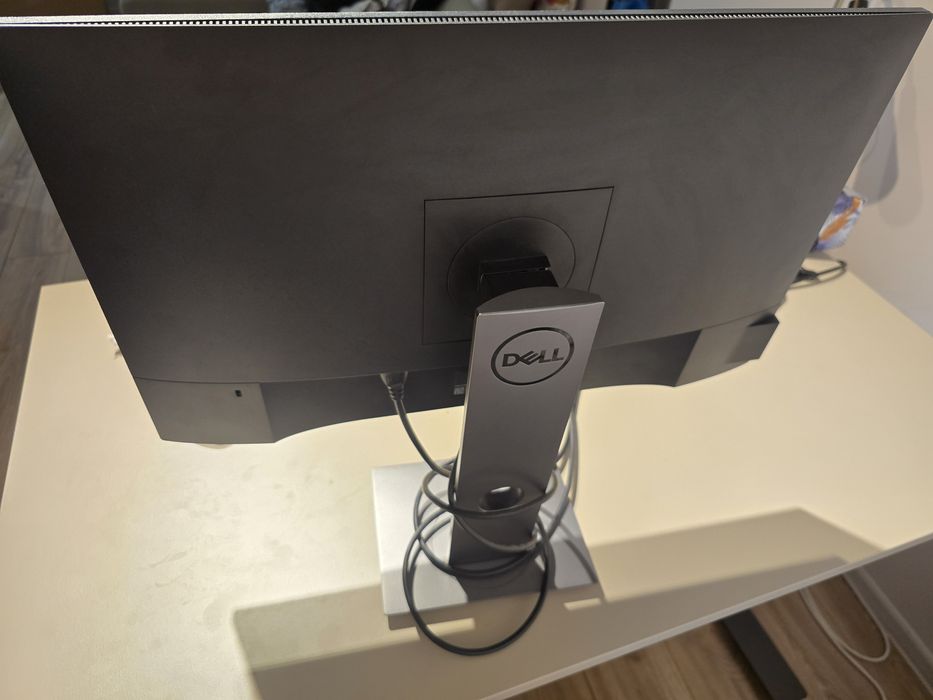 Monitor DELL P2419H LED IPS Dell 24" Full HD Display Port Flicker Free  1 x USB 3.0  4 x USB 2.0  Negru pivot  inaltime ajustabila, portret