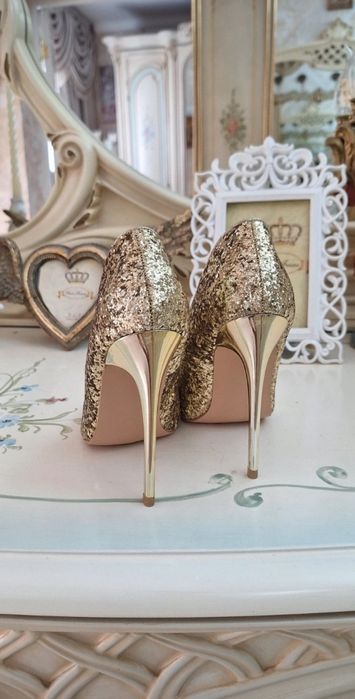 Pantofi aurii superbi