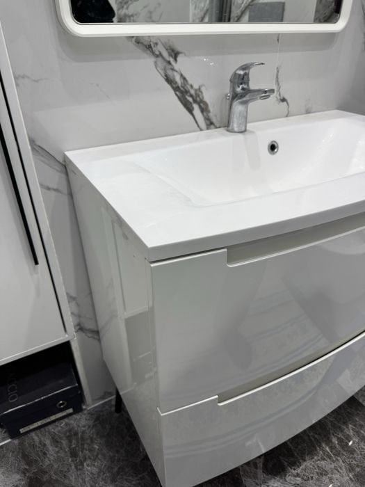 Продам раковину с тумбой