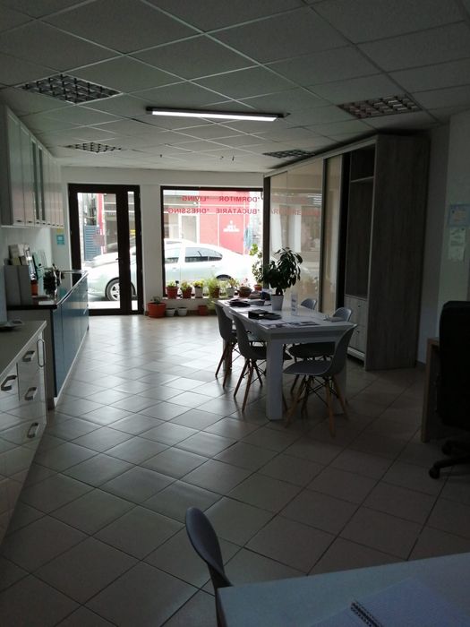 Spațiu comercial central