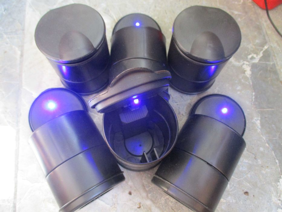 Scrumiera birou masa neagra cu bec led albastru. Pret 12 lei