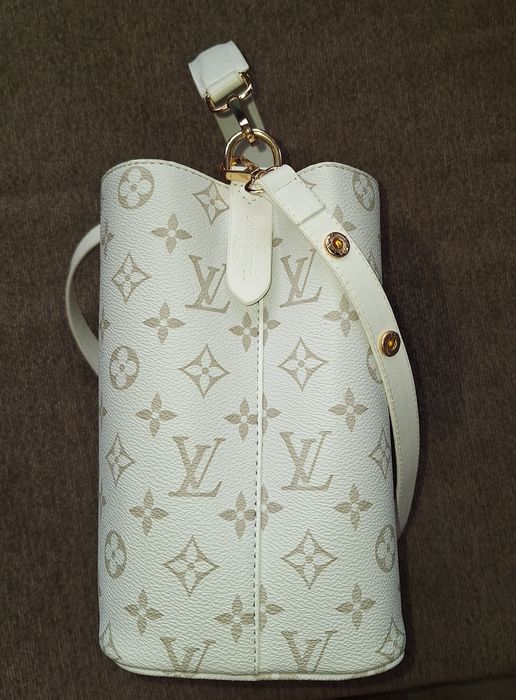 Бяла дамска чанта