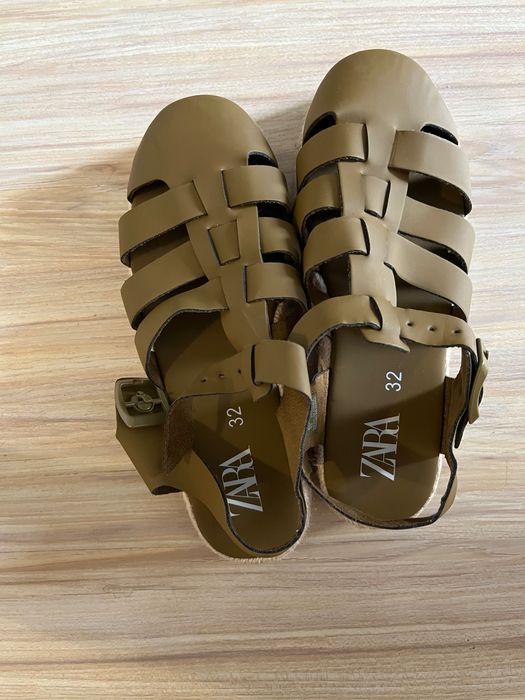 Сандали.    ZARA
