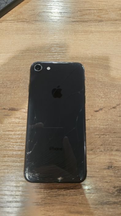 Продам iPhone  8