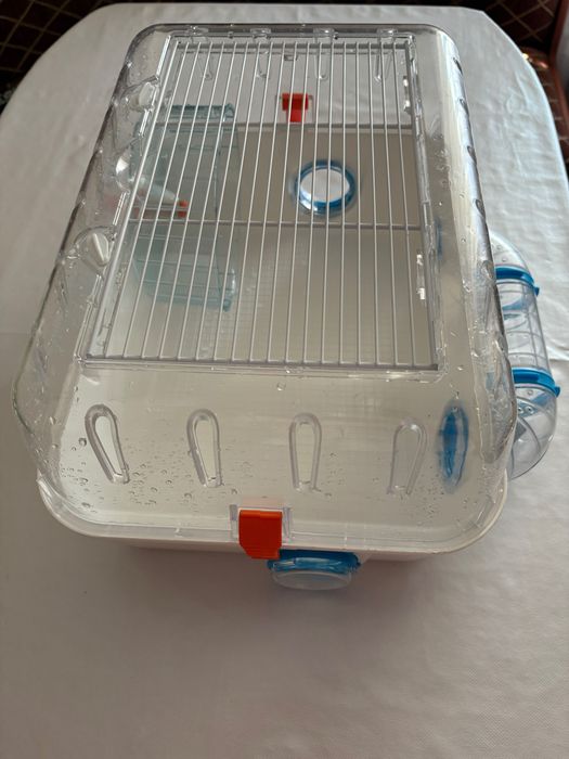 Vând cușcă pentru hamster+recipiente pentru mâncare.