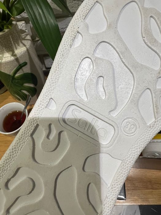 Кроссовки новые , стильные