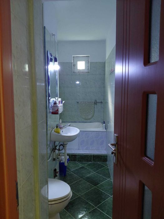 Ap  de vanzare renovat , 2 camere, loc. Barlad,  Aleea Parc nr 33etaj 3. Pret 50000 eur negociabil Tel  0752510322/ 0745986557