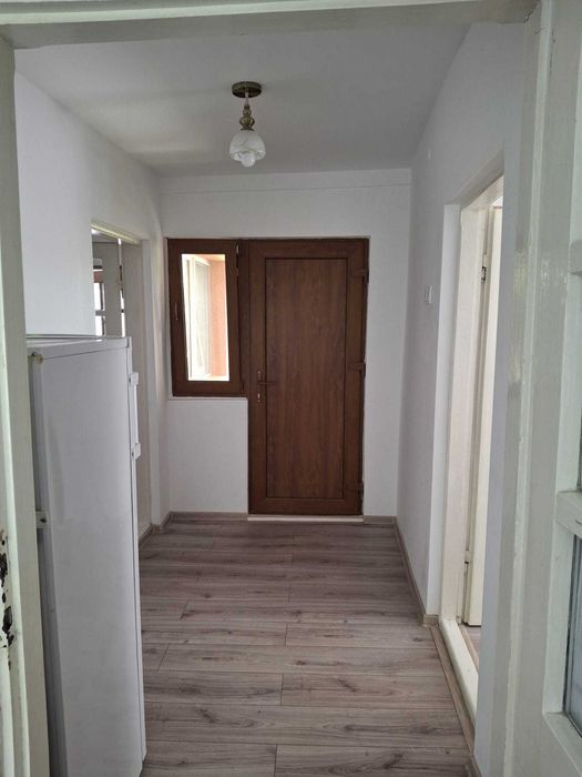 Casa 5 camere, beci, garaj, suprafata construita 134 mp util 112 mp, teren intravilan 1200 mp Deschidere 45 metri, pomi fructiferi