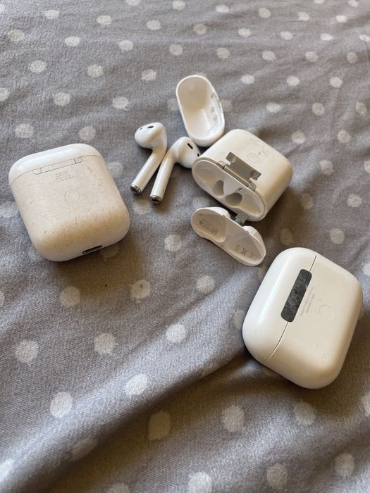 Lot piese AirPods carcase si casti pentru piese reparații dezmembrări