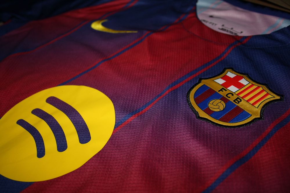 FC Barcelona 25/26 домакински екип