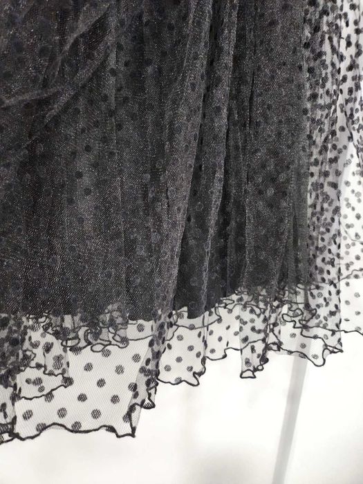 Rochie stil WEDNESDAY piele eco, volane + bentiță piele eco+ perucă