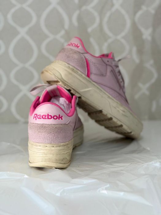 Продам кроссовки женские