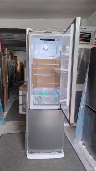 Koмбиниран Хладилник с фризер Beko-Беко 203.5 см AeroFlow™ 355 л