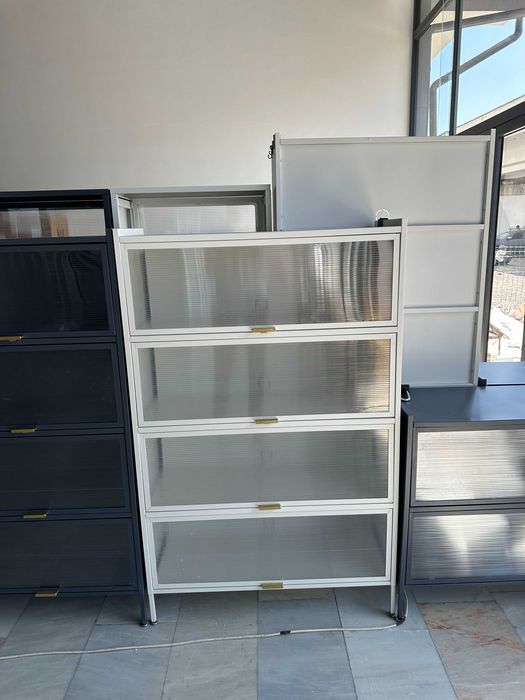 Ko‘rinadigan eshikli shkaf / Шкаф с прозрачной дверцей