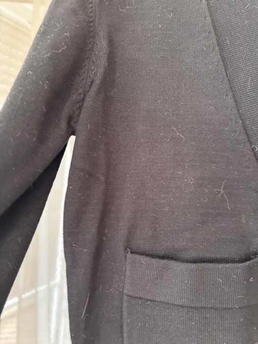 Pulover tricotat cu nasturi bijuterie