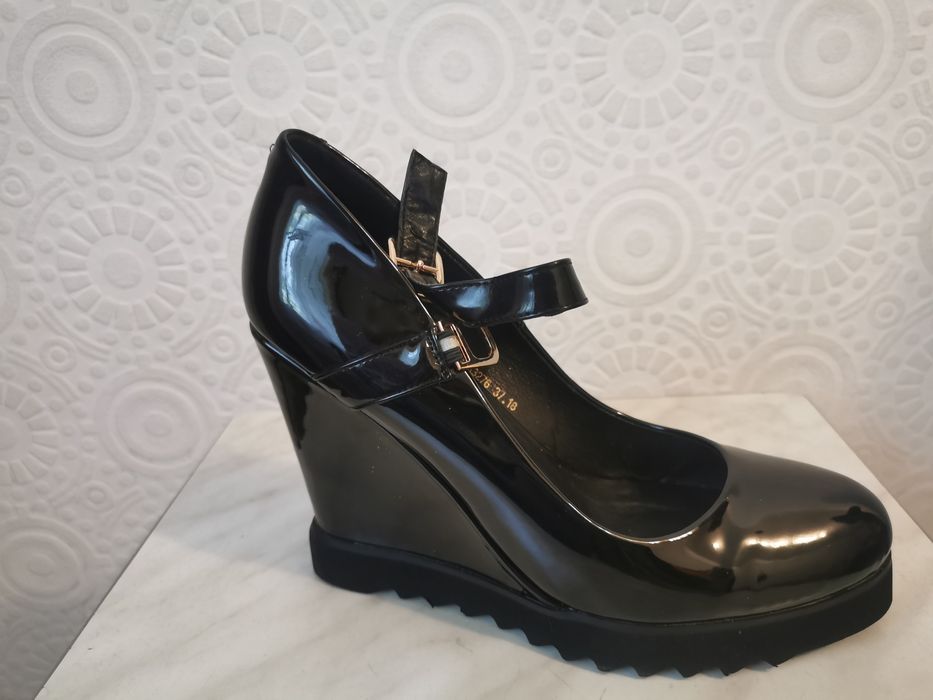 Женские босоножки