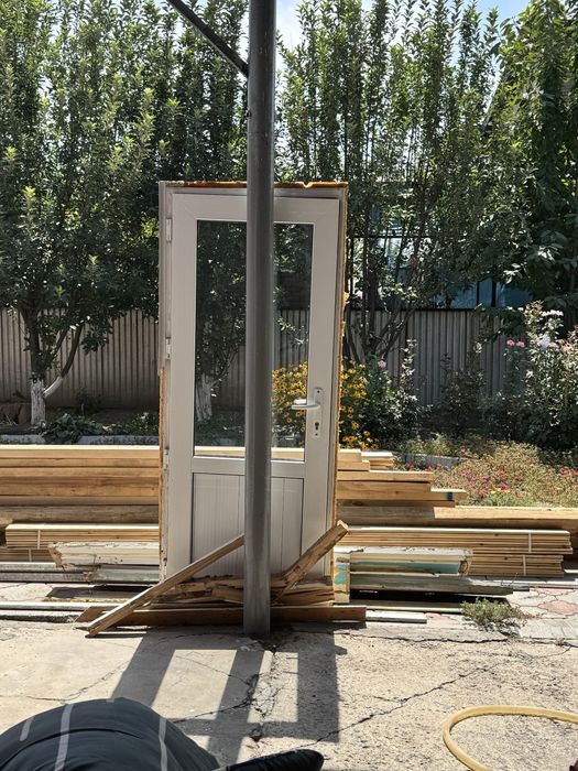Пластиковая дверь