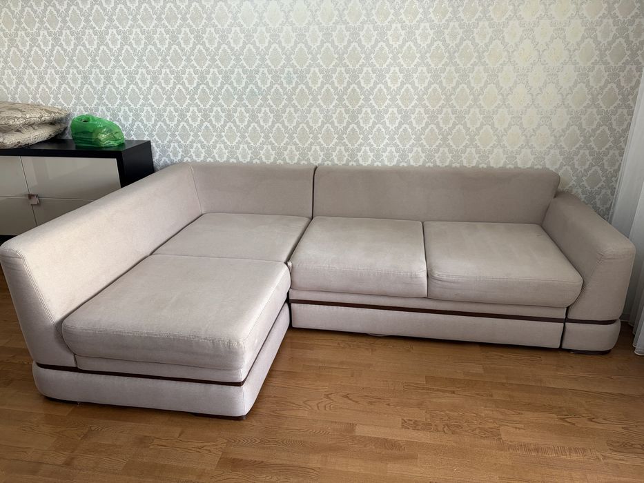 Угловой диван ADK с подушками 180 × 280 см