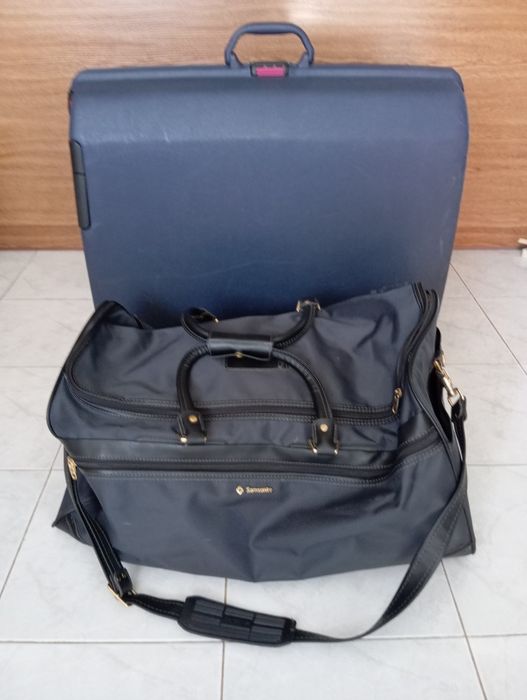 Оригинален куфар samsonite в син цвят с два броя колела