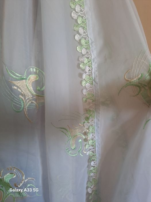 Занавески белые с зелеными цветочками