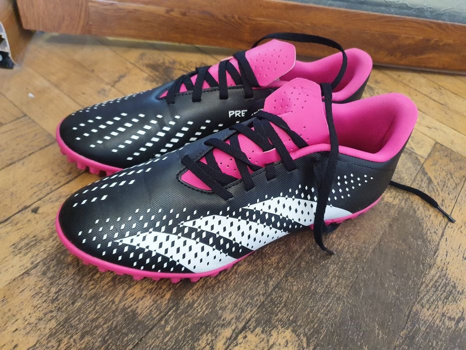 Футболни обувки - бутонки на Адидас