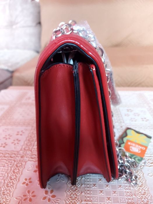 Нова тъмно червена чанта