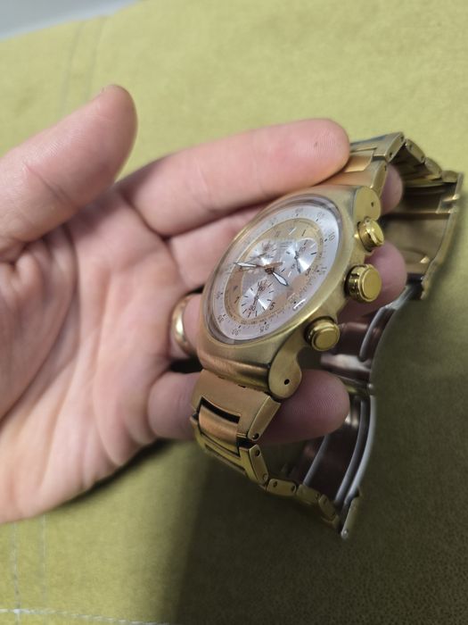 Swatch golden chest