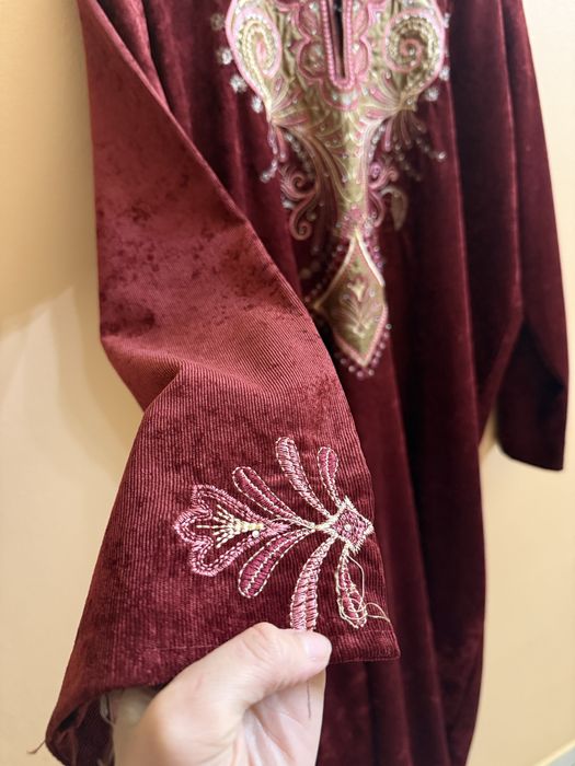 Rochie orientală din catifea – broderie manuală, elegantă