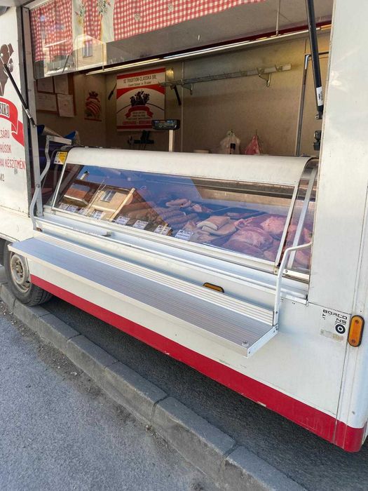 autoutilitara speciala cu vitrina frigorifica