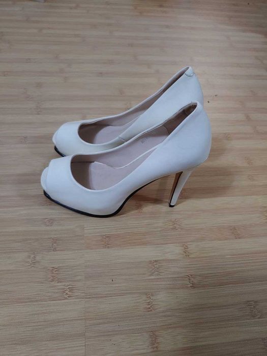 Новые белые туфли, очень удобные