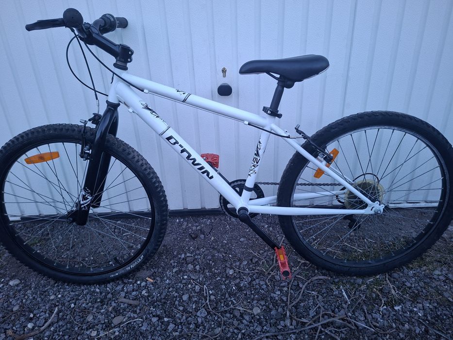 Bicicleta Btwin 24" pentru copii 8-12 ani.