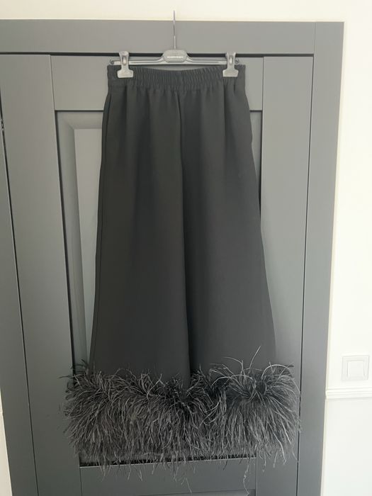 Черен панталон с пера