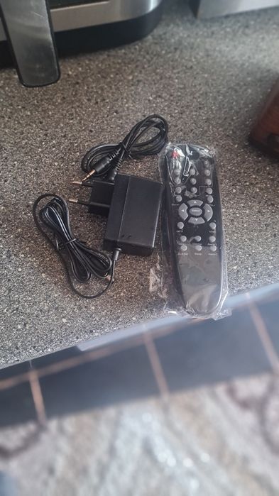 Radio retro nou, cu telecomandă.