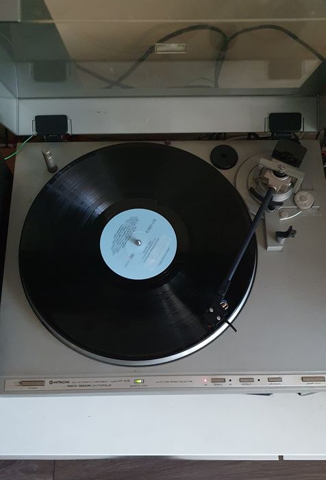 грамофон Hitachi HT-61S, произведен в Япония