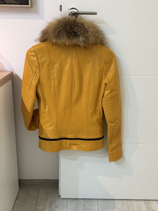 Geaca de piele cu guler de blana naturala detasabil!