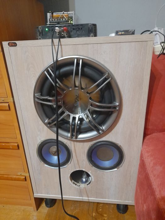 Продам саб с Усилителем с блоком питания 12 вольт