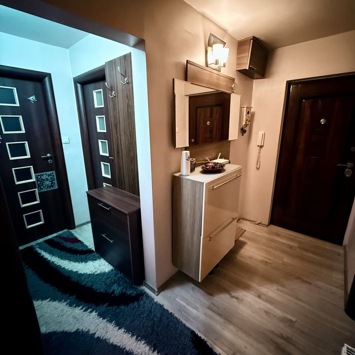 Apartament 3 camere,2 bai,decomandat,zona Politie