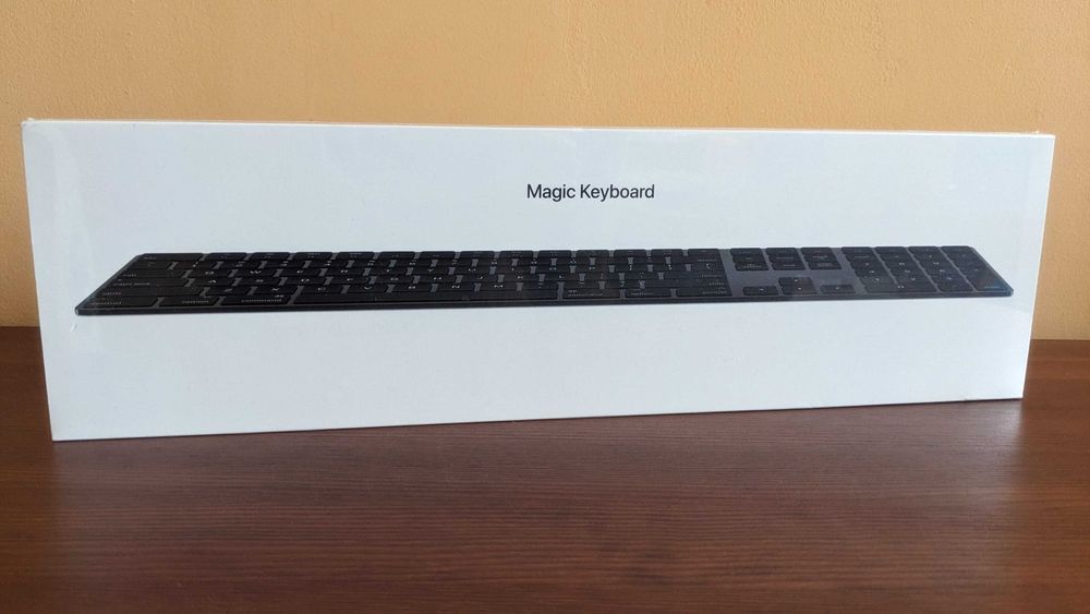 Чисто нова безжична клавиатура Apple Magic Wireless Keyboard с Numpad