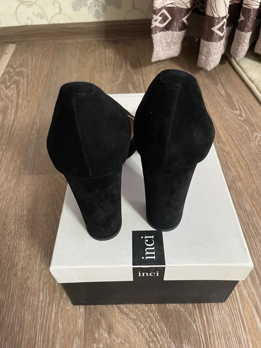 Продам замшевые туфли