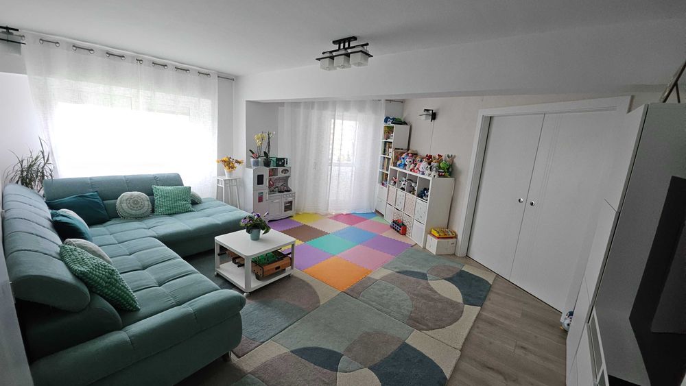 Vand apartament spatios 4 camere Noua