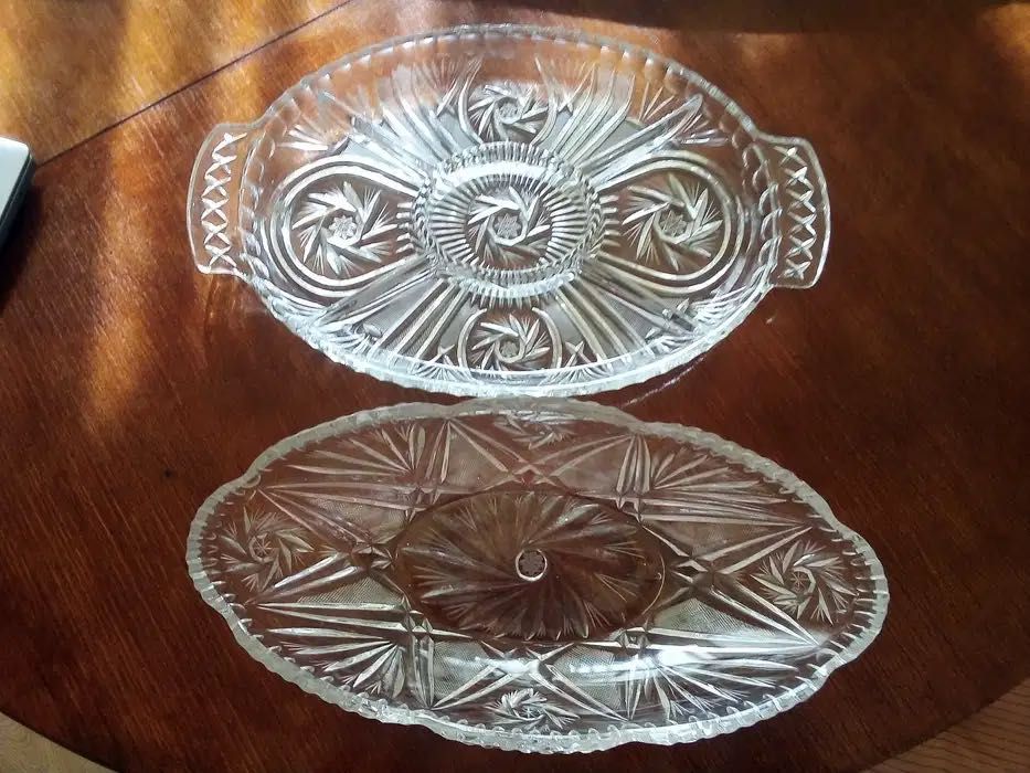 Красиви кристални купа и плато