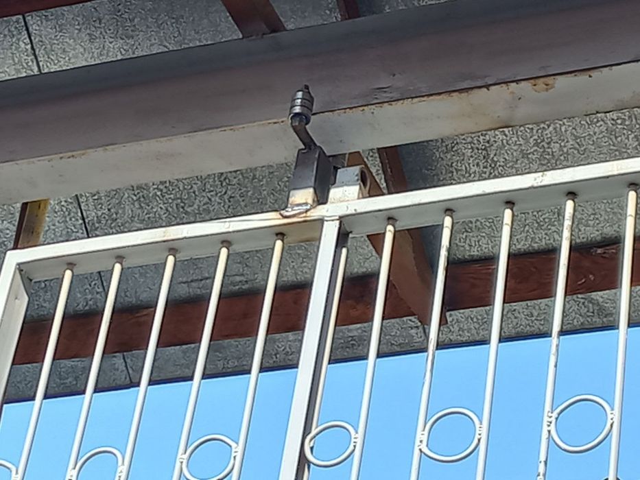 Откатные ворота ставим на колеса по рельсу