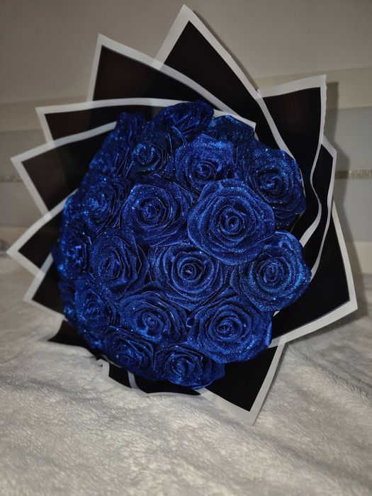 Атласные розы бабочки