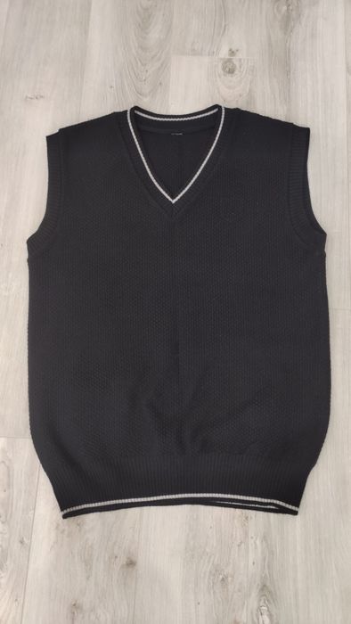 Жилеты школьные темно синие на 16-17 лет.