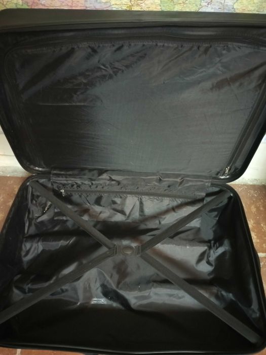 Куфар голям твърд с дръжка на колела