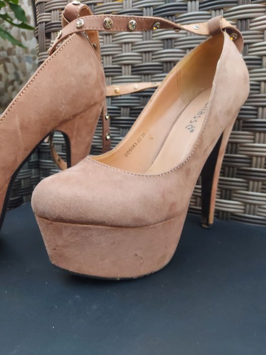 Pantofi mărimea 38 cu toc inalt.