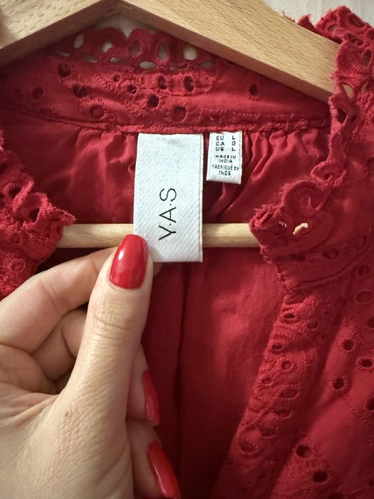 Червена рокля YAS