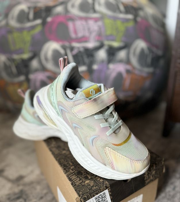 Удобные кроссовки для девочки