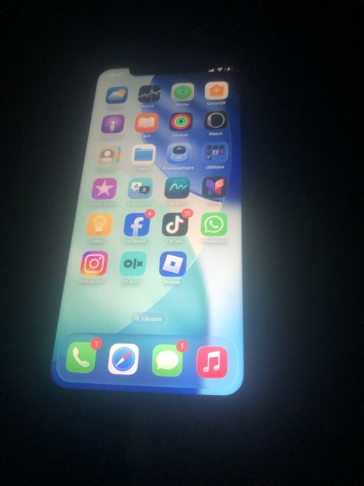 Vand iphon 11 sanatatea bateriei ieste 100  vine cu cutie si garantie 2 ani