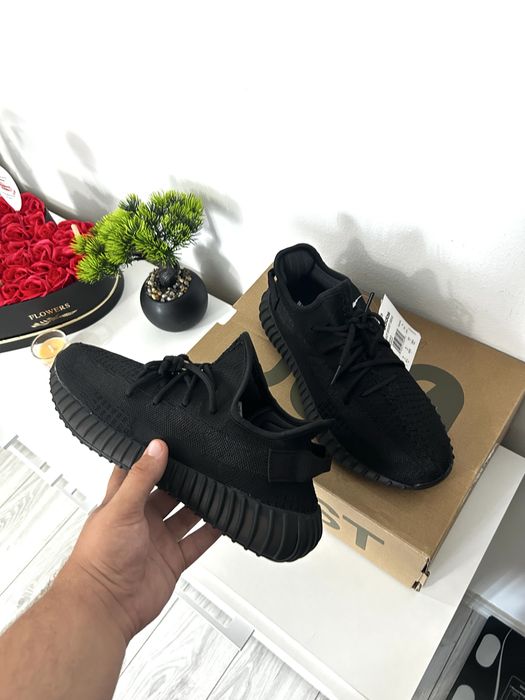 Yeezy 350 V2 Onyx marimea 42